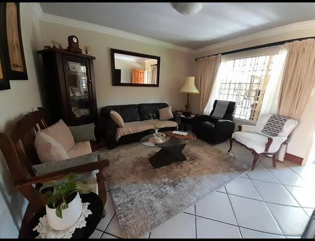 2 BEDROOM TOWNHOUSE FOR SALE IN ELDORAIGNE